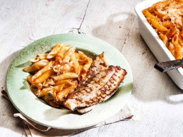 Πένες με κόκκινη σάλτσα και τραγανή πανσέτα στο φούρνο