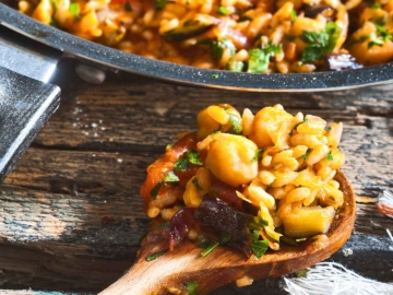 Ρεβυθόρυζο κοκκινιστό με μελιτζάνες