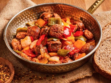 Σπετσοφάι με λουκάνικα και γίγαντες