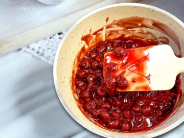 Εύκολη σάλτσα βύσσινο για τσιζκεικ