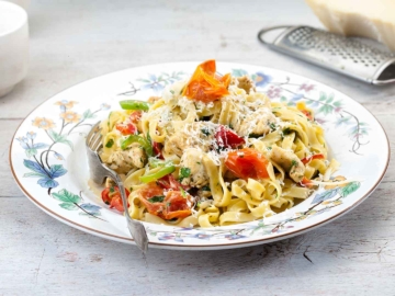 Ταλιατέλες με κοτόπουλο και πικάντικη κρέμα λαχανικών