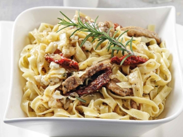 Ταλιατέλες με ψαρονέφρι, λιαστή ντομάτα και ανθότυρο