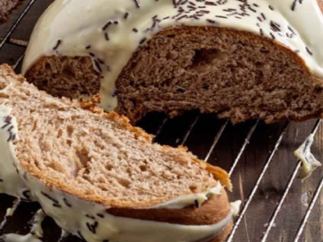 Τσουρέκι με σοκολάτα και επικάλυψη λευκής σοκολάτας