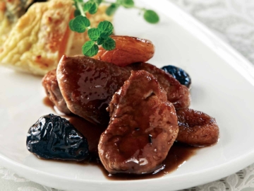 Χοιρινό με δαμάσκηνα και μαυροδάφνη