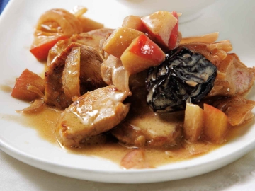 Χοιρινά μενταγιόν με σάλτσα μήλου και δαμάσκηνου και κρέμα γάλακτος