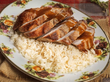 Χοιρινό με σάλτσα μουστάρδας στη γάστρα