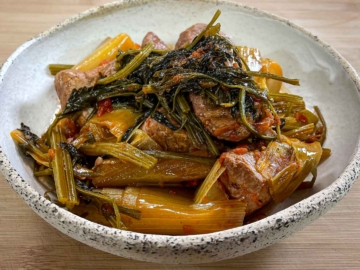 Χοιρινό κρασάτο με πρασοσέλινο