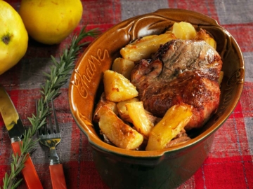 Χοιρινό με κυδώνια στη γάστρα