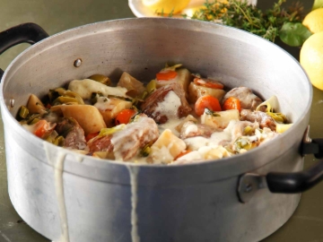 Χοιρινό με σέλινο αυγολέμονο