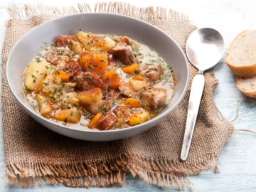 Χωριάτικα λουκάνικα με μπριζολάκια και χειμωνιάτικα λαχανικά