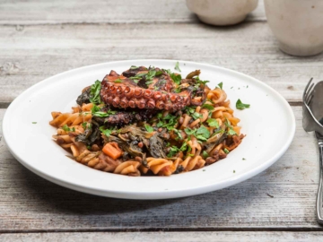 Χταπόδι στη γάστρα με ζυμαρικά σπανάκι και φακές