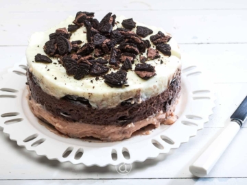 Γλυκό ψυγείου με 3 κρεμένιες στρώσεις και μπισκότα