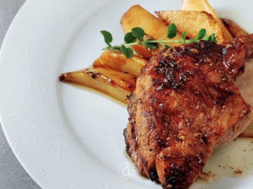 Κατσικάκι λεμονάτο με πατάτες στη γάστρα