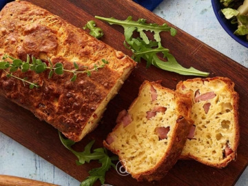 Αλμυρό κέικ με γραβιέρα και ζαμπόν