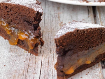 Κέικ σοκολάτας γεμιστό με μαρμελάδα