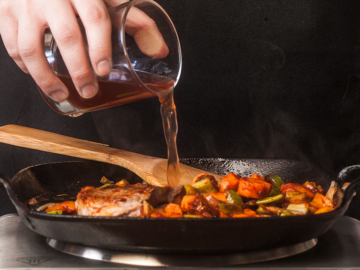 Γιατί προσθέτουμε κρασί στο φαγητό