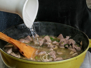 Παραδοσιακή μαγειρίτσα και Πάσχα: Το έθιμο ανά την Ελλάδα και οι παραλλαγές του