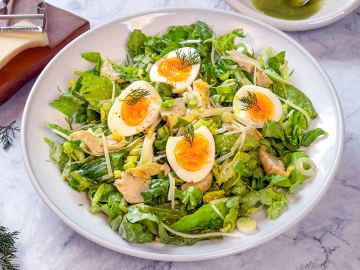 Παραδοσιακή σαλάτα με λάδι άνηθου