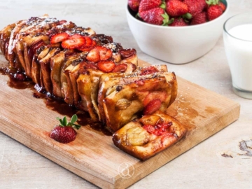 Σοκολατόψωμο με μπανάνες και φράουλες