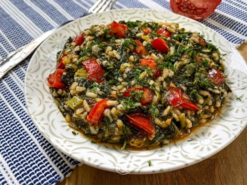 Σπανακόρυζο κοκκινιστό