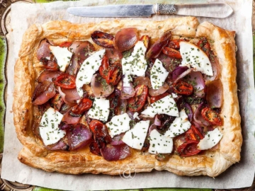 Τάρτα με καραμελωμένα κρεμμύδια