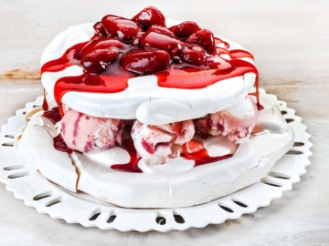 Τούρτα με μαρέγκες και σάλτσα φράουλα