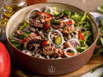 Χταπόδι σαλάτα με μαυρομάτικα