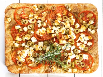 Ντοματόπιτα με τυρένιο φύλλο μυρωδικών