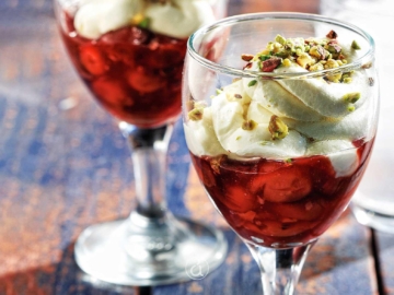 Εύκολο γλυκό με κεράσια και μασκαρπόνε