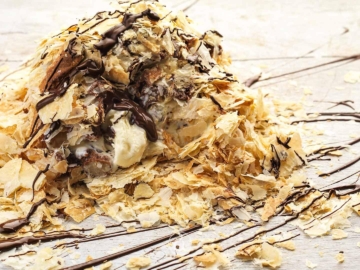 Μπόμπα σφολιάτας (μιλφέιγ) με παγωτό και σοκολάτα