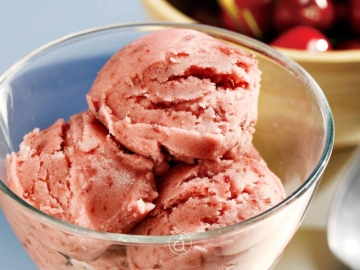 Παγωτό βύσσινο με γιαούρτι