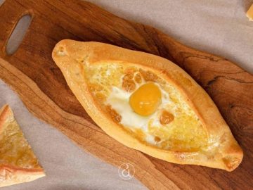 Πεϊνιρλί με αυγό και σουτζούκι