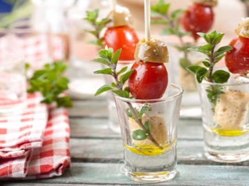 Ποτηράκια ελαιόλαδου με φέτα ντομάτα και ελιά