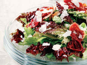 Πράσινη σαλάτα µε σπαράγγια και τραγανό προσούτο