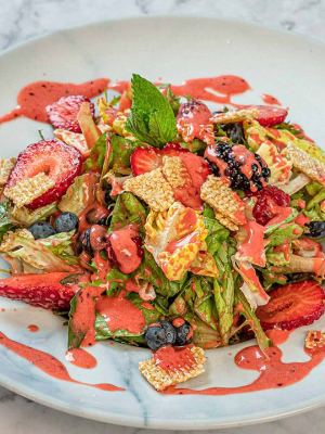 Σαλάτα με παστέλι, φράουλες και φρούτα του δάσους
