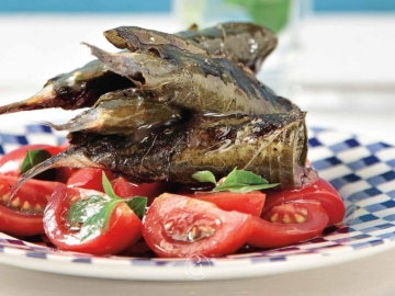 Γεμιστές σαρδέλες ψητές σε αμπελόφυλλα