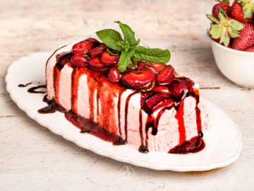 Σεμιφρέντο χωρίς ζάχαρη με φράουλες