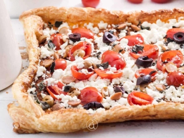 Χωριάτικη τάρτα με φέτα και ντοματίνια