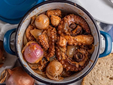 Χταπόδι κρασάτο στην κατσαρόλα