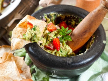 Ντιπ αβοκάντο με ταχίνι και τραγανά πιτάκια