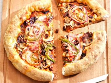 Πίτσα μεσογειακή με στεφάνι τυριού