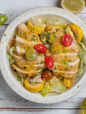 Σαλάτα μεσογειακή με ζουμερό ψητό κοτόπουλο