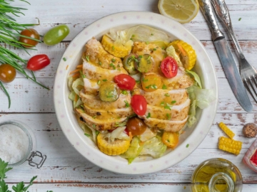 Σαλάτα μεσογειακή με ζουμερό ψητό κοτόπουλο