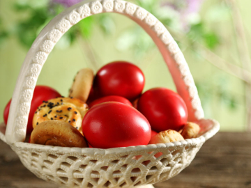 Βάψιμο αυγών & κόκκινα πασχαλινά αυγά