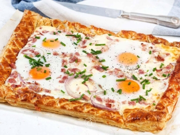 Αυγά μάτια στο φούρνο σε σφολιάτα