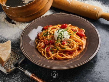 Μακαρόνια με ψητά ντοματίνια και ξυνομυζήθρα