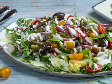 Σαλάτα δροσερή με ντοματίνια και σάλτσα φέτας