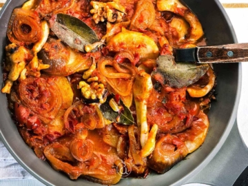 Σουπιές κοκκινιστές με πατάτες