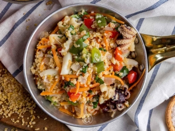 Σουπιές με λαχανικά και πλιγούρι