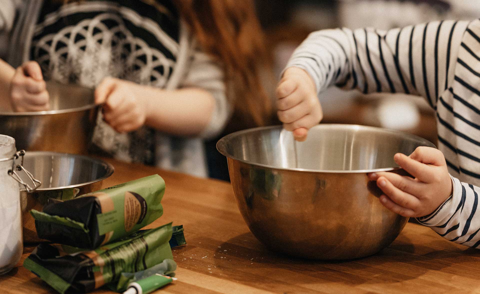 5 τρόποι για να περάσετε ποιοτικό χρόνο με τα παιδιά σας στην κουζίνα